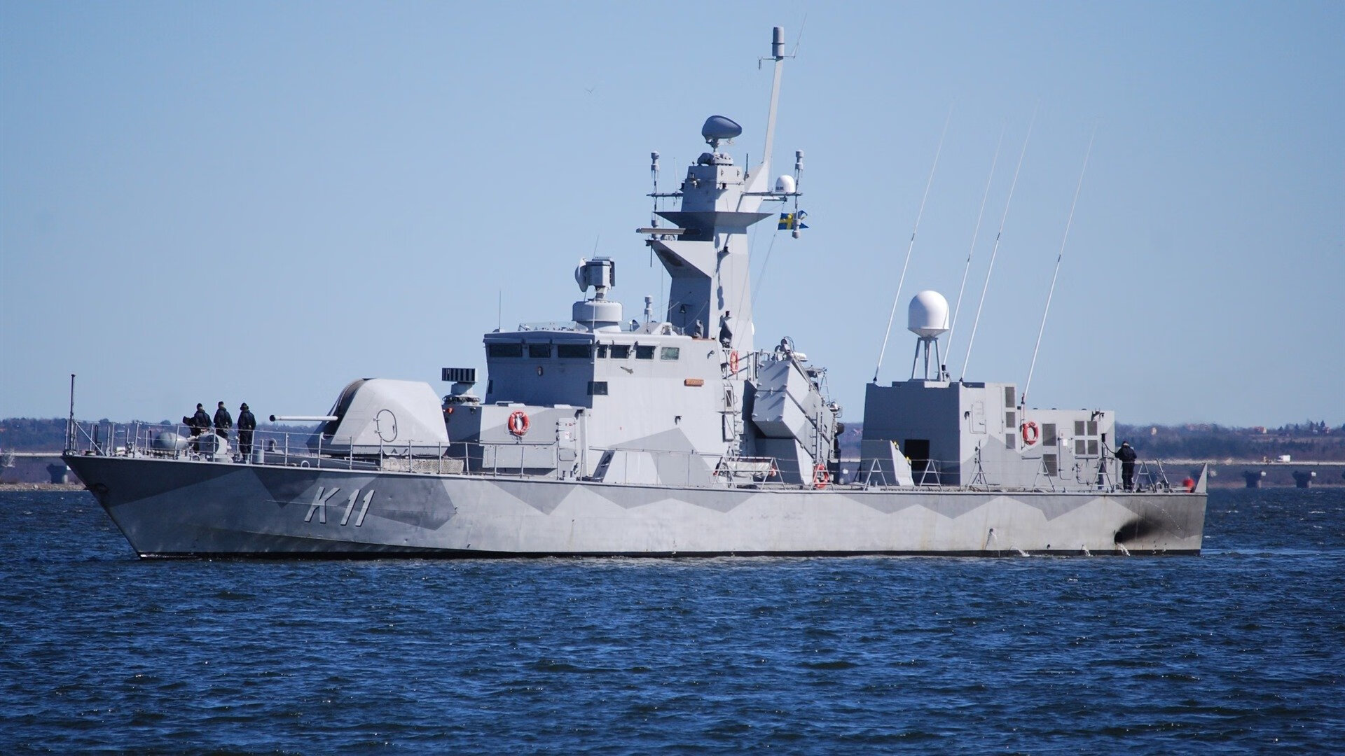 “东安湖赛场：铁人三项运动员挑战赛道，拼劲力与速度”