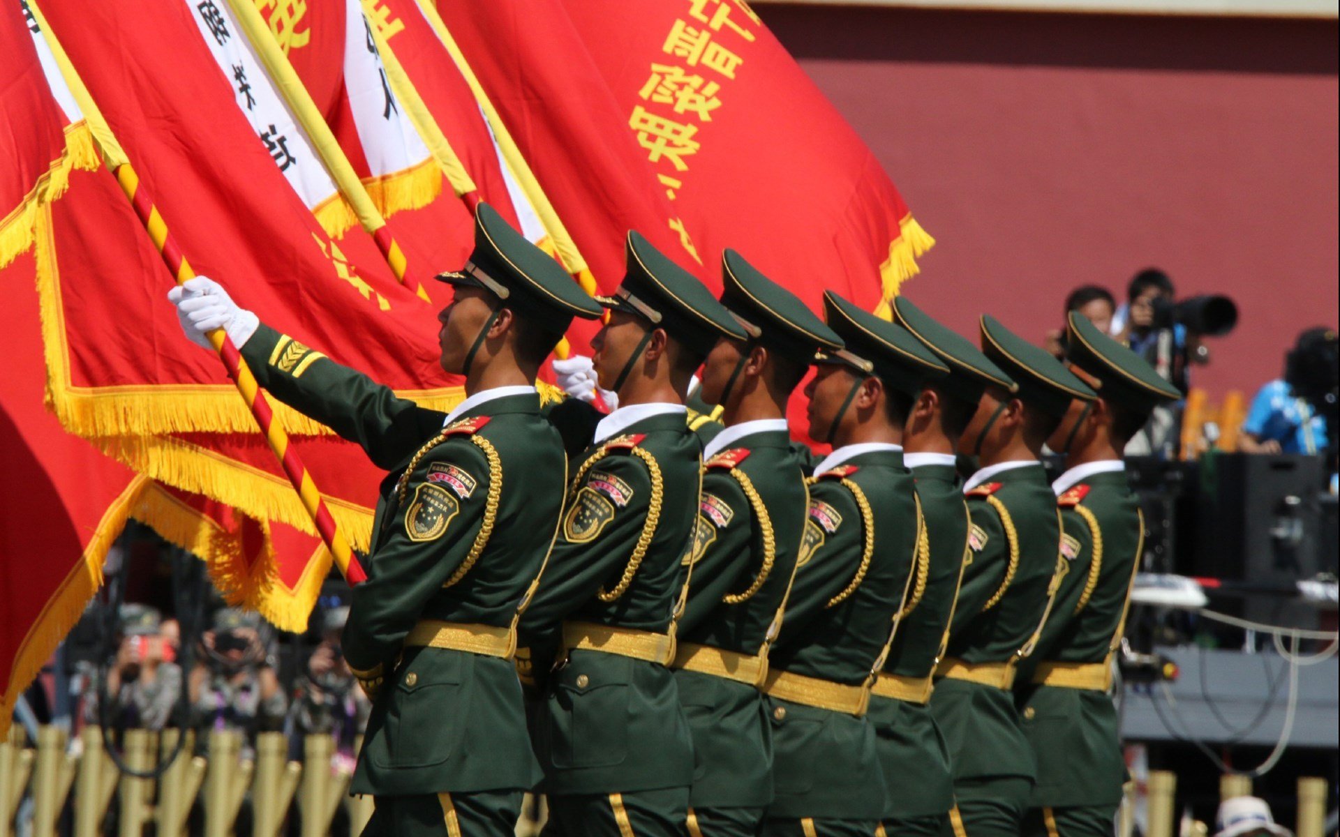 男子篮球加强体能与技能双重训练提高比赛表现,篮球体能力量训练方法